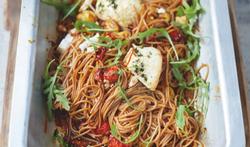 Speltspaghetti met tomaten en gebakken ricotta van Jamie Oliver